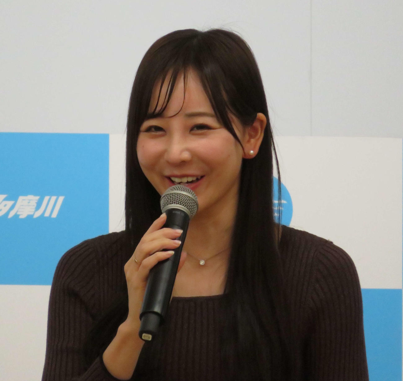 西岡育未がトークショーを行う