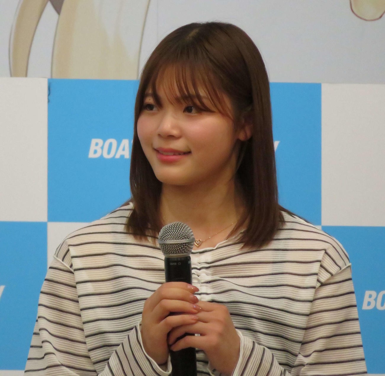 トークショーを行う井上遥妃