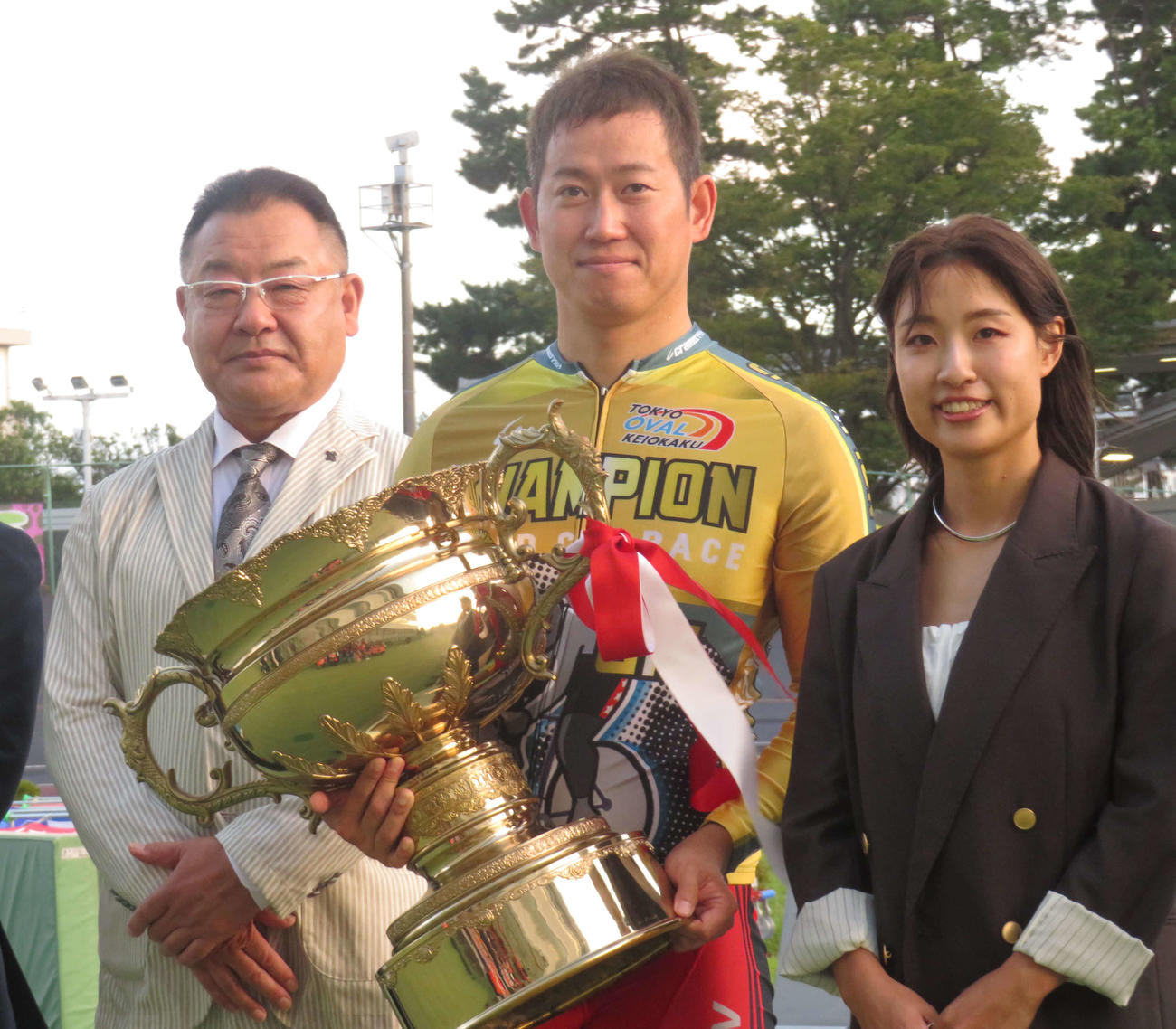 京王閣G3を制した脇本雄太（中）。右はプレゼンターのリオ五輪バトミントン銅メダリスト奥原希望さん。左は評論家の後閑信一氏