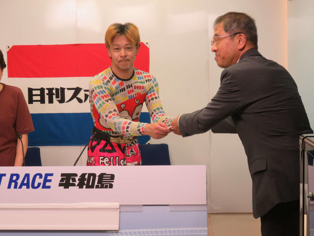 日刊スポーツ旗を優勝した山地正樹（左）は日刊スポーツNEWS　コンテンツ本部レース部長・澤畠功二より副賞を受ける