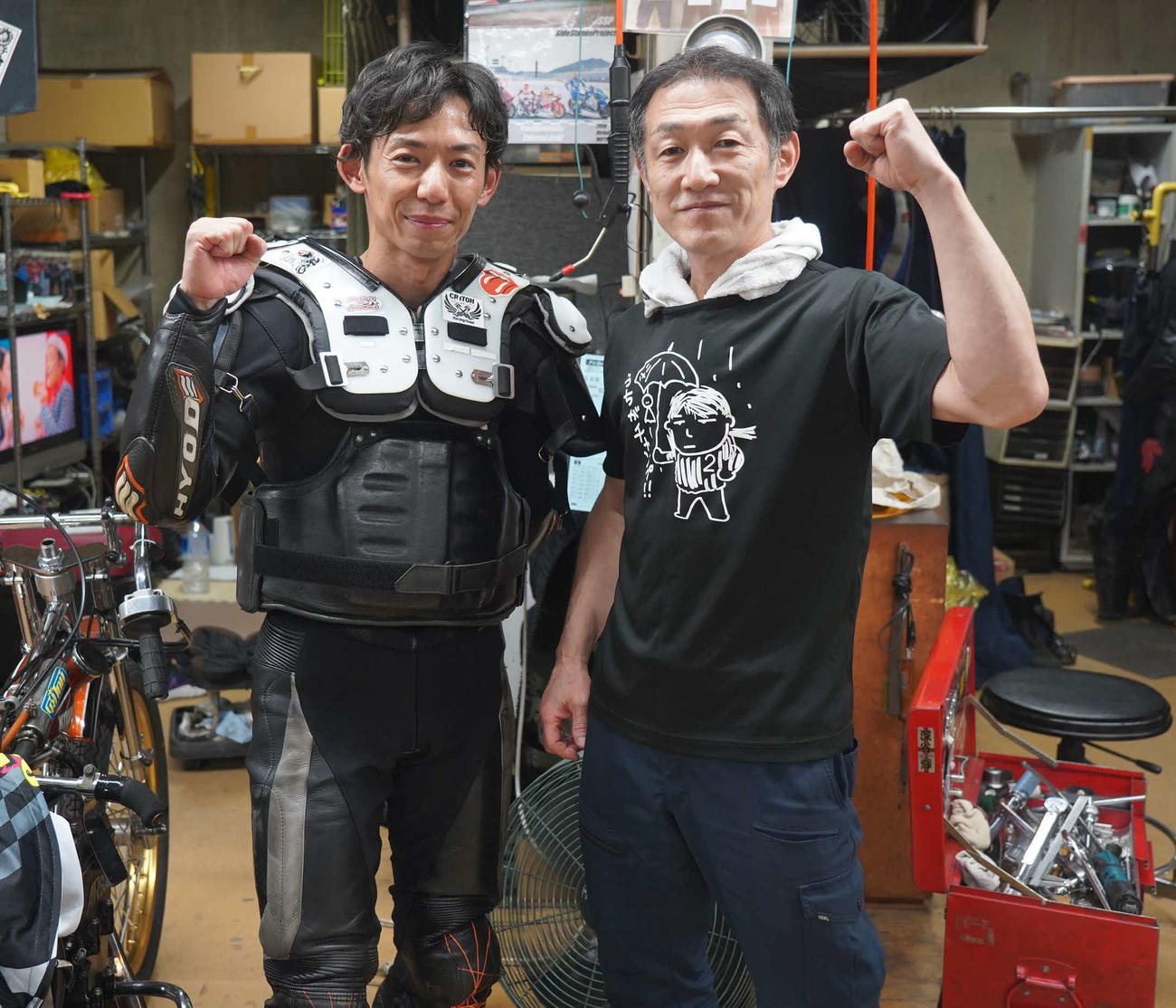 優勝した君和田裕二（左）は師匠の木村悦教と並んでガッツポーズ