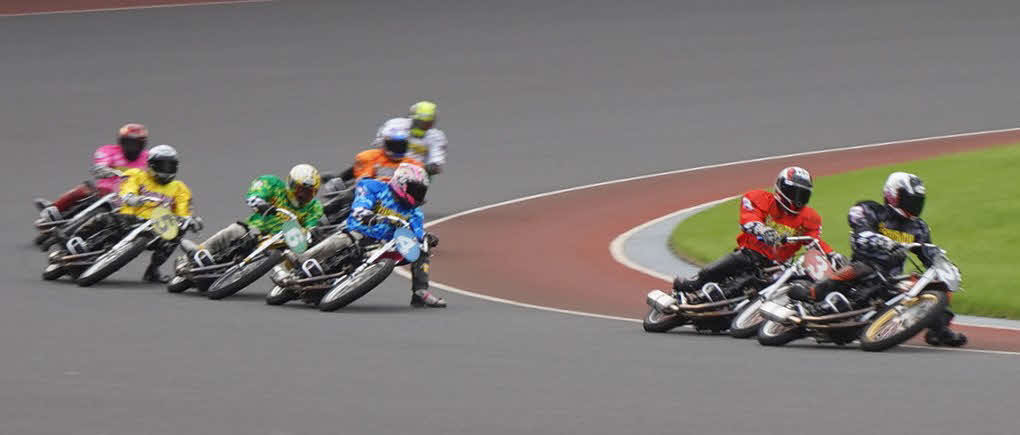 優勝戦の5周1～2コーナー。逃げる君和田裕二（右、2号車）が五十嵐一夫（3号車）を抑え久々のV（左から2番目の5号車が5着の森且行）