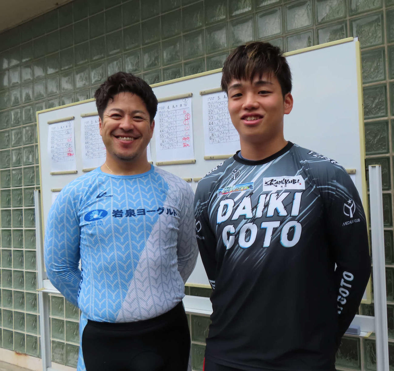 大宮競輪　後藤大輝（右）が憧れの佐藤友和とツーショット撮影（撮影・野島成浩）