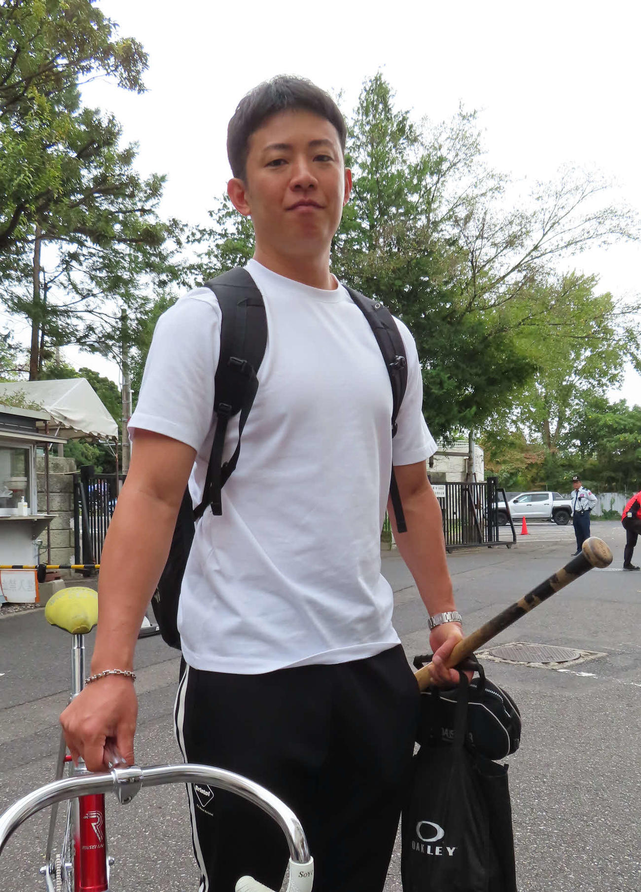 佐々木龍が前検入り。左手には西武、DeNAで活躍した後藤武敏氏から譲り受けた木製バットを持つ（撮影・野島成浩）