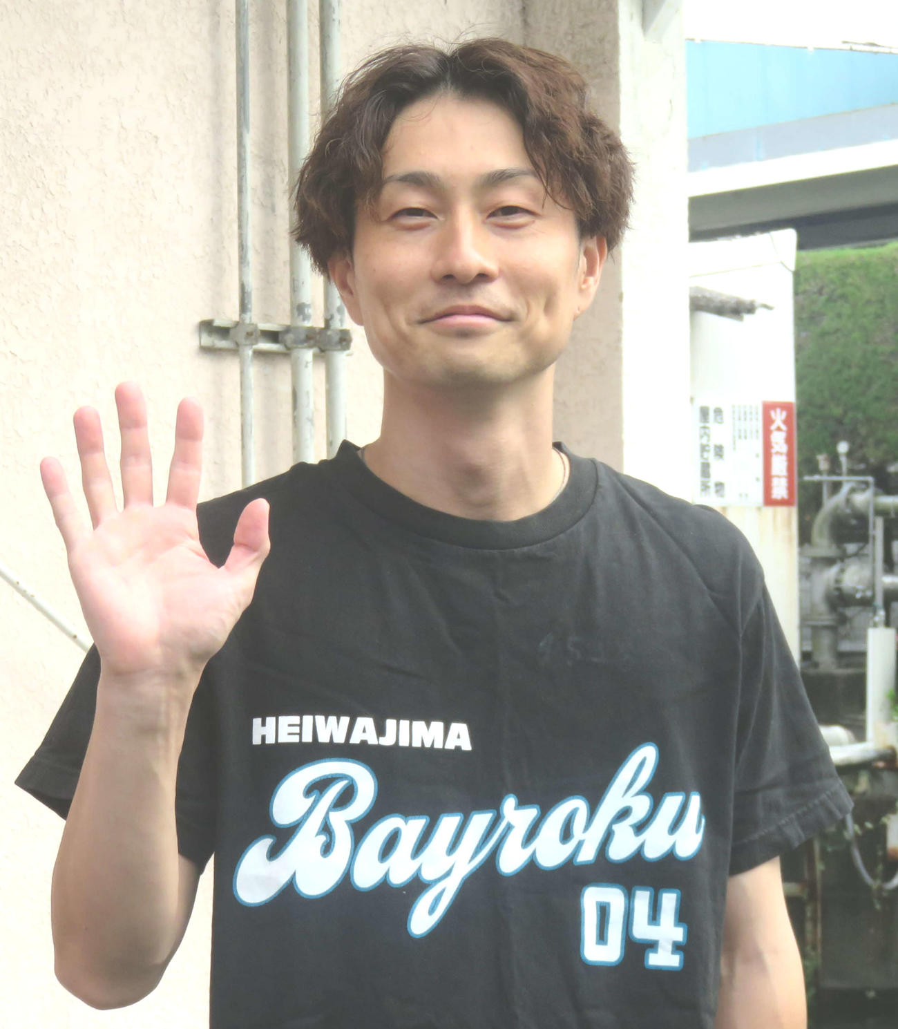 広瀬真也は右手を開いて通算500勝ポーズ