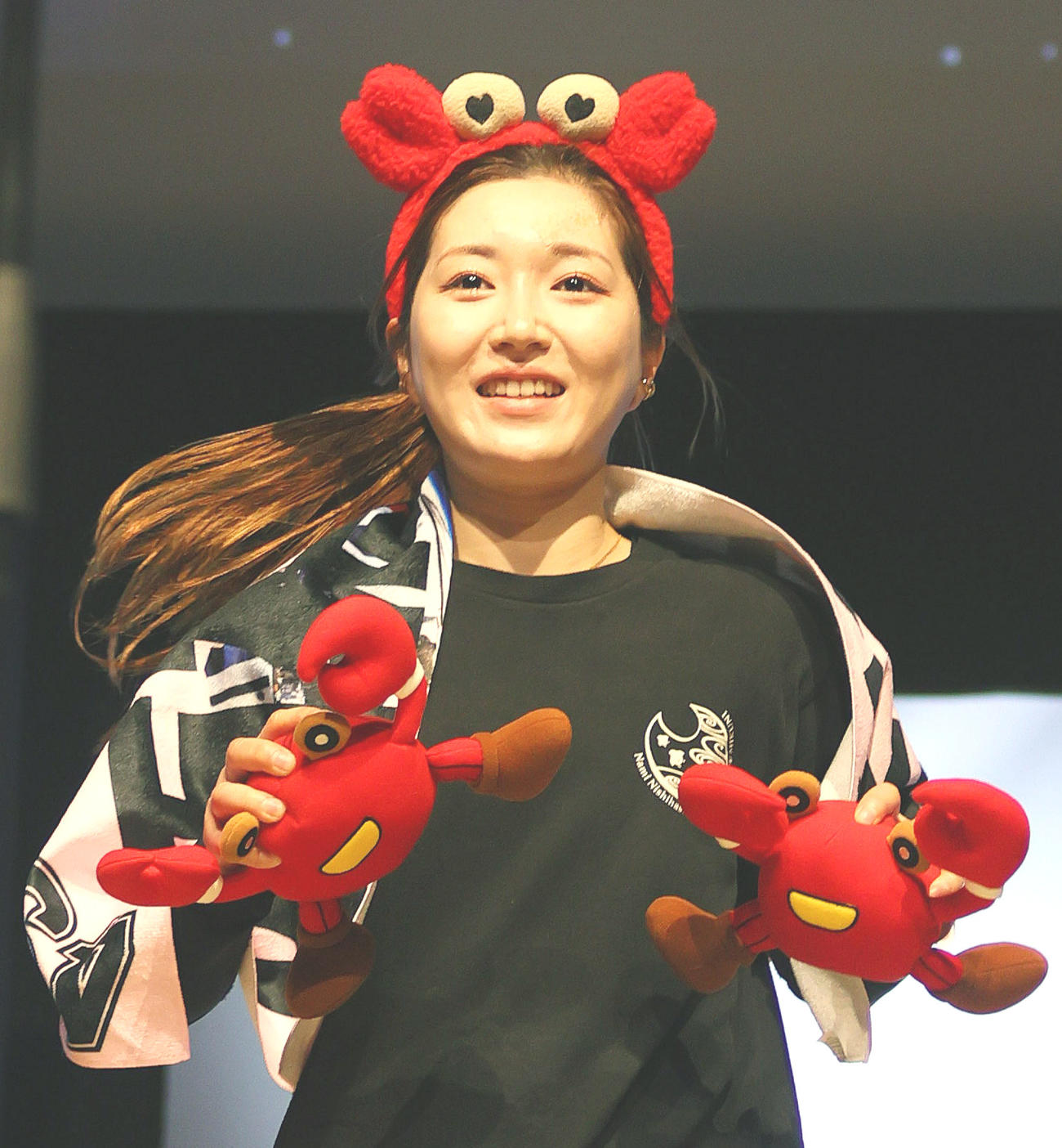 開会式で笑顔を見せる西橋奈未（撮影・上山淳一）