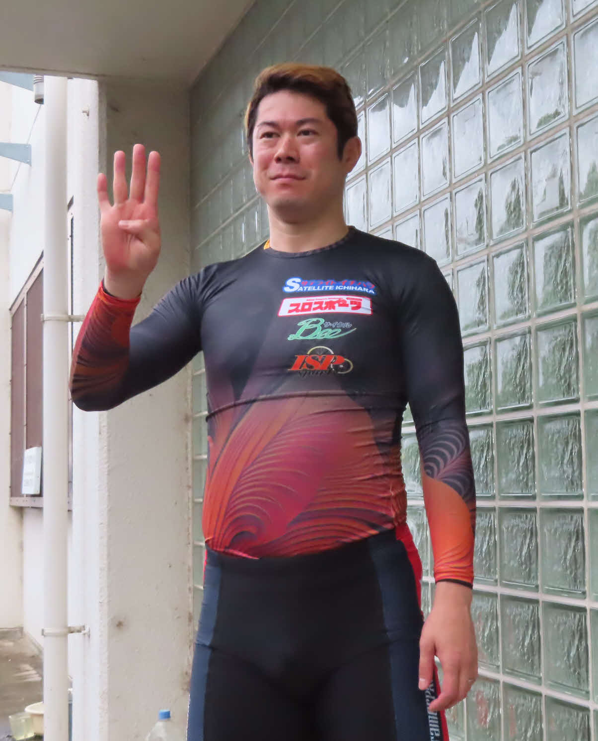 根田空史が400勝ポーズをつくる（撮影・野島成浩）＝2025年10月11日