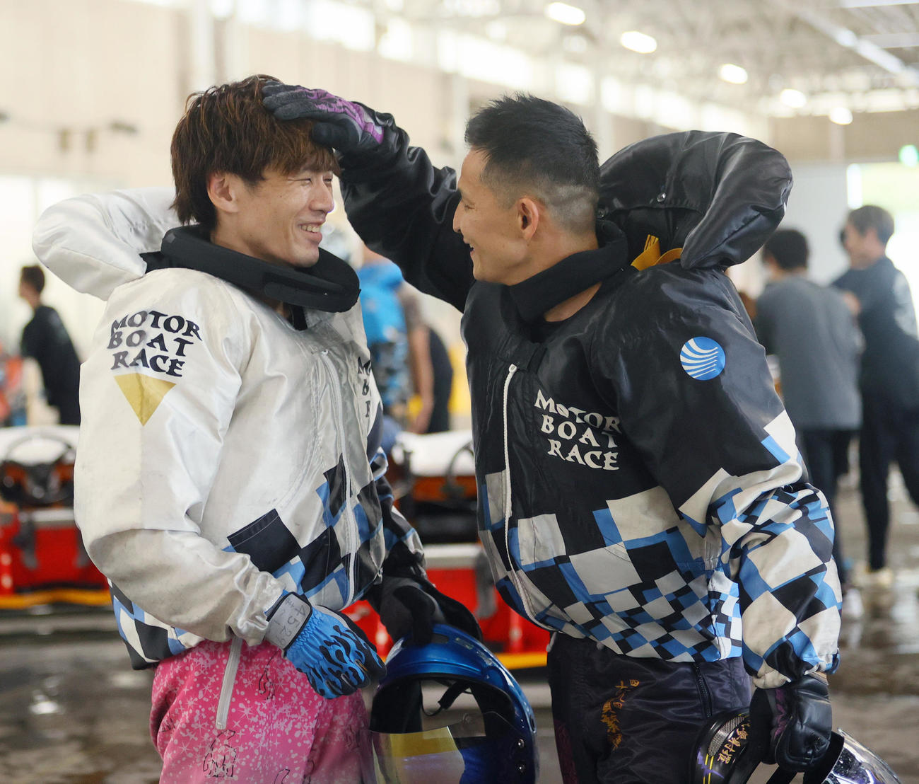 11R1着の嶋義信（左）は2着の古賀繁輝からよしよしと頭をなでられ笑顔を見せる（撮影・上山淳一）