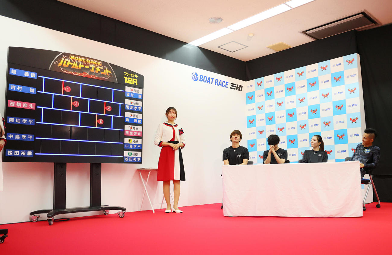 あみだくじで1枠を願う吉村誠（左から2人目）、左から嶋義信、一人おいて西橋奈未、菊地孝平（撮影・上山淳一）