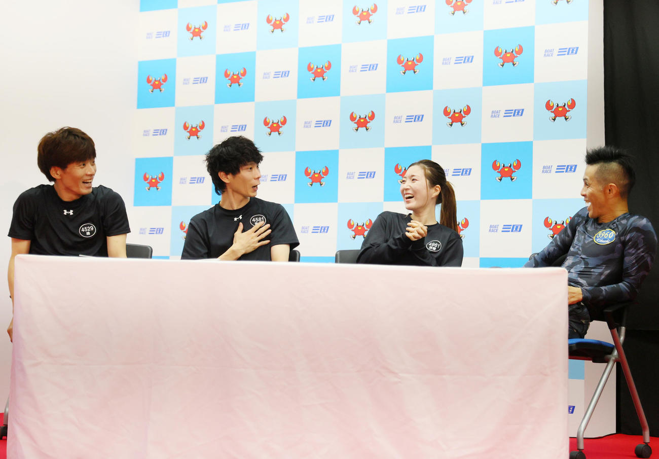あみだくじで1枠を引き当てた吉村誠（左から2人目）、左から嶋義信、一人おいて西橋奈未、菊地孝平（撮影・上山淳一）