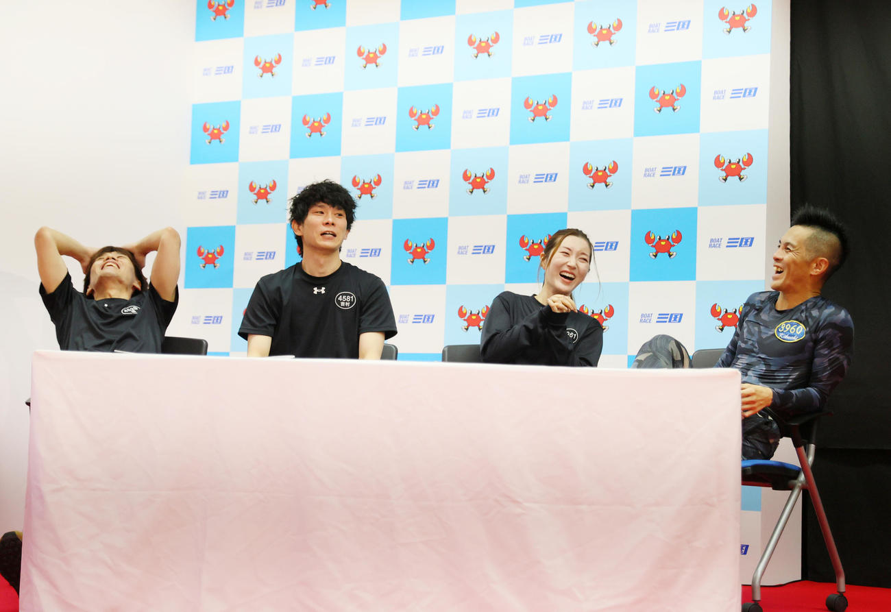 あみだくじで1枠を引き当てた吉村誠（左から2人目）、左から嶋義信、一人おいて西橋奈未、菊地孝平（撮影・上山淳一）