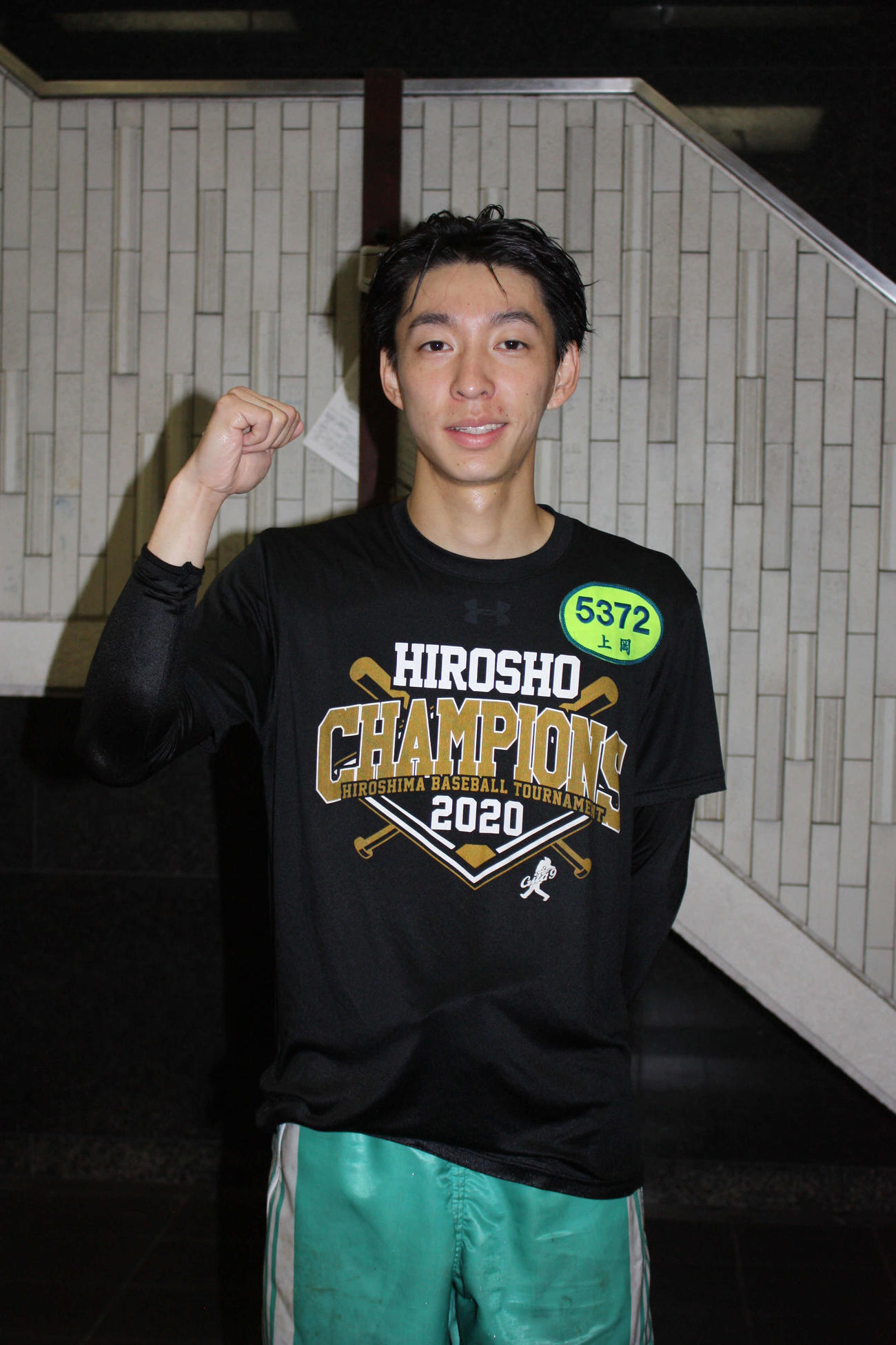 2日目5Rでデビュー初勝利を挙げた上岡巧汰がガッツポーズ