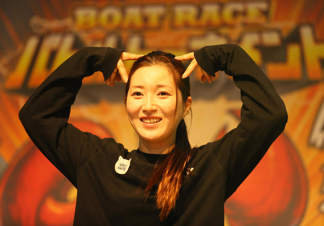 ファイナル出場インタビューでファンに向けてポーズを取る西橋奈未