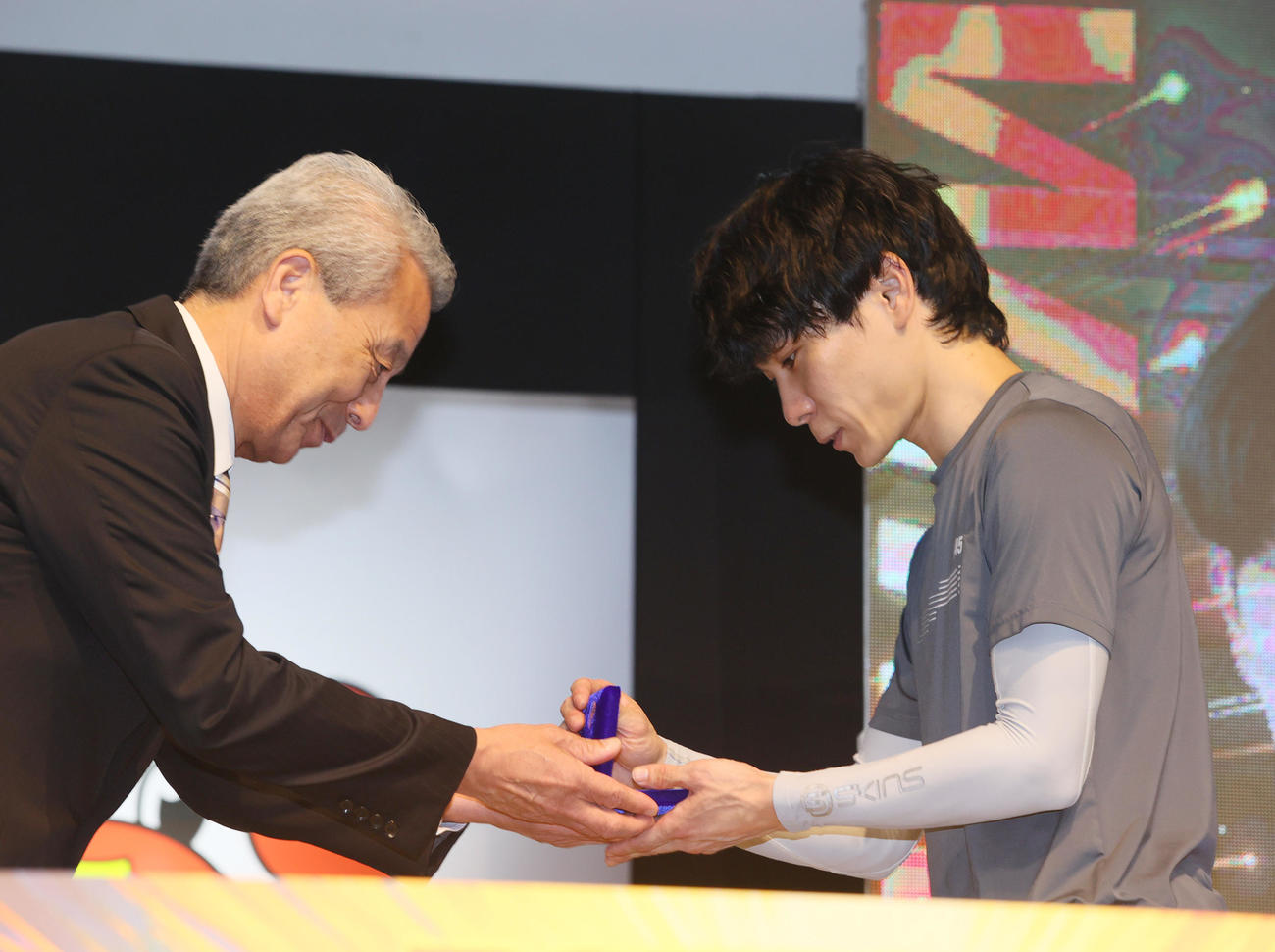 優勝した吉村誠（右）はインゴットを受け取る（撮影・上山淳一）