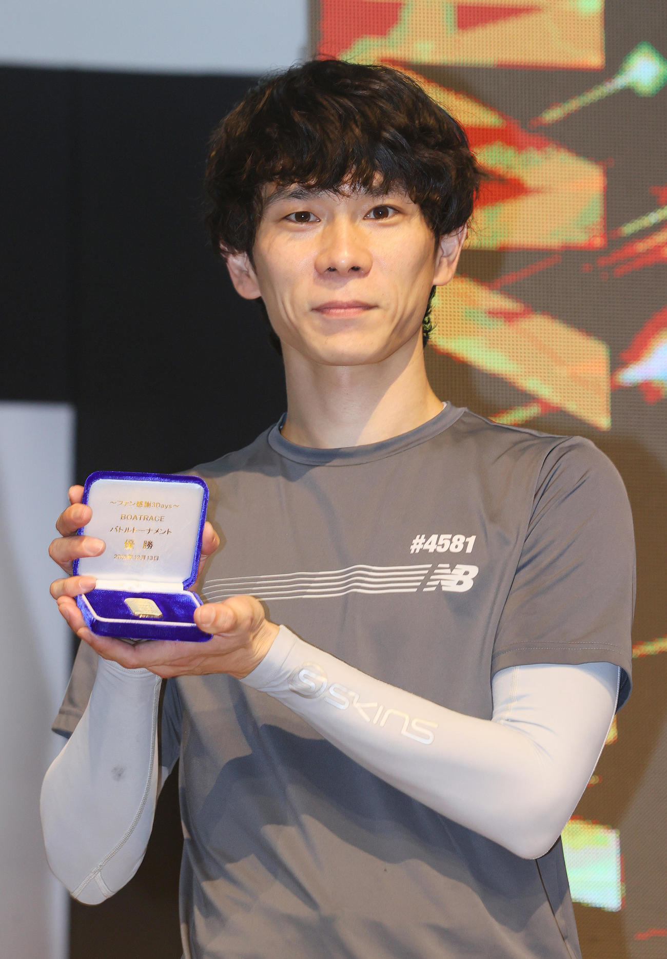 優勝した吉村誠はインゴットを手に笑顔（撮影・上山淳一）