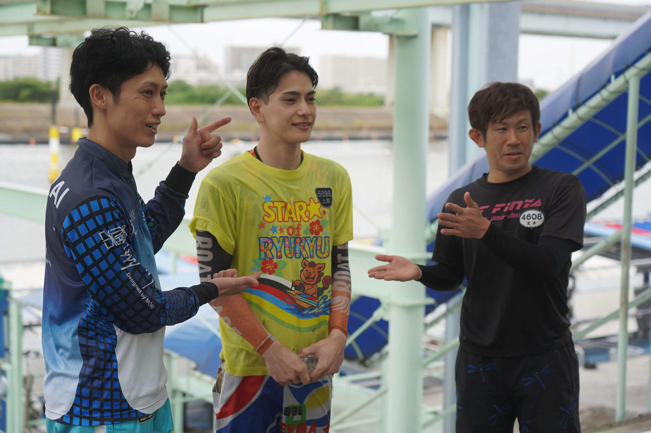 G2初勝利を挙げた上原崚（中央）と福来剛（左）、荒井翔伍