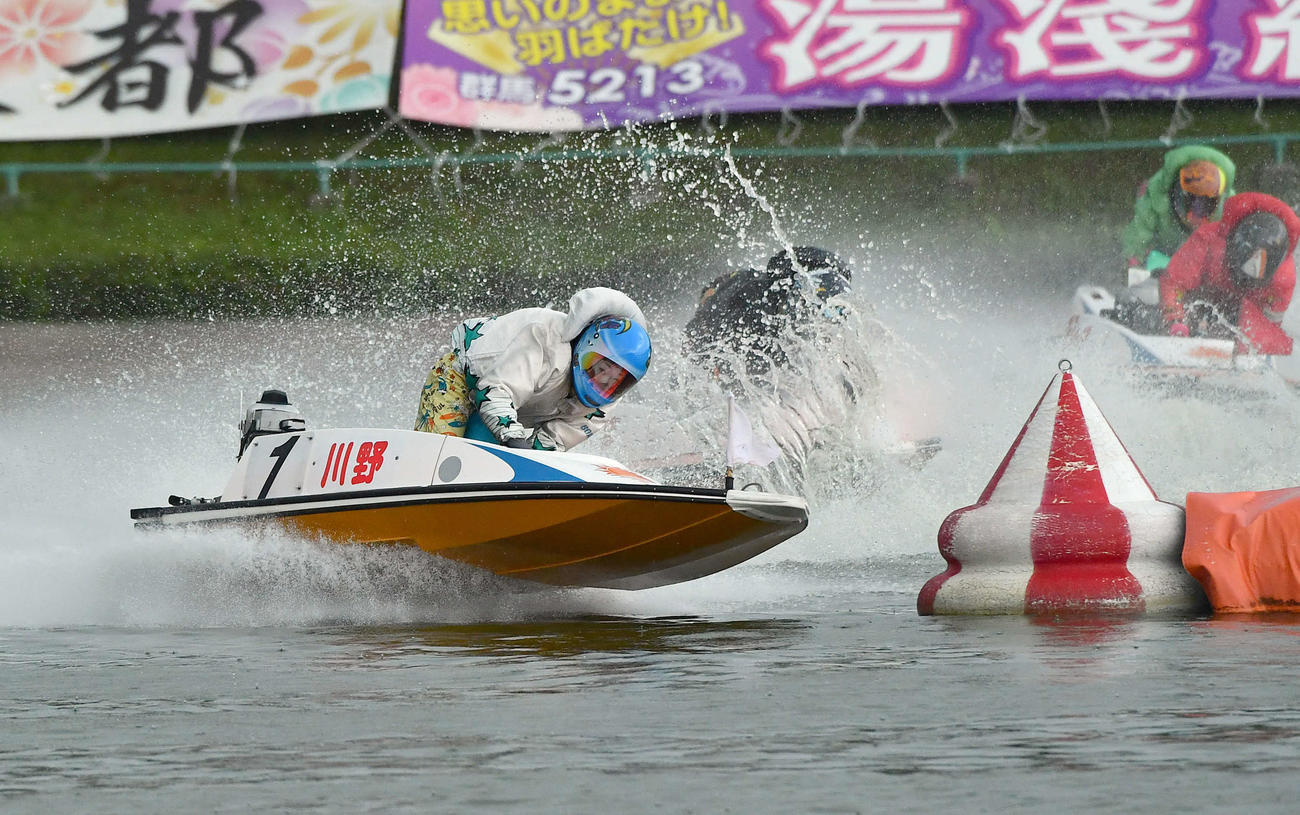 ヴィーナスシリーズ5日目　11R、1周目2マークを先頭で旋回する1号艇の4433川野芽唯（撮影・岩下翔太）
