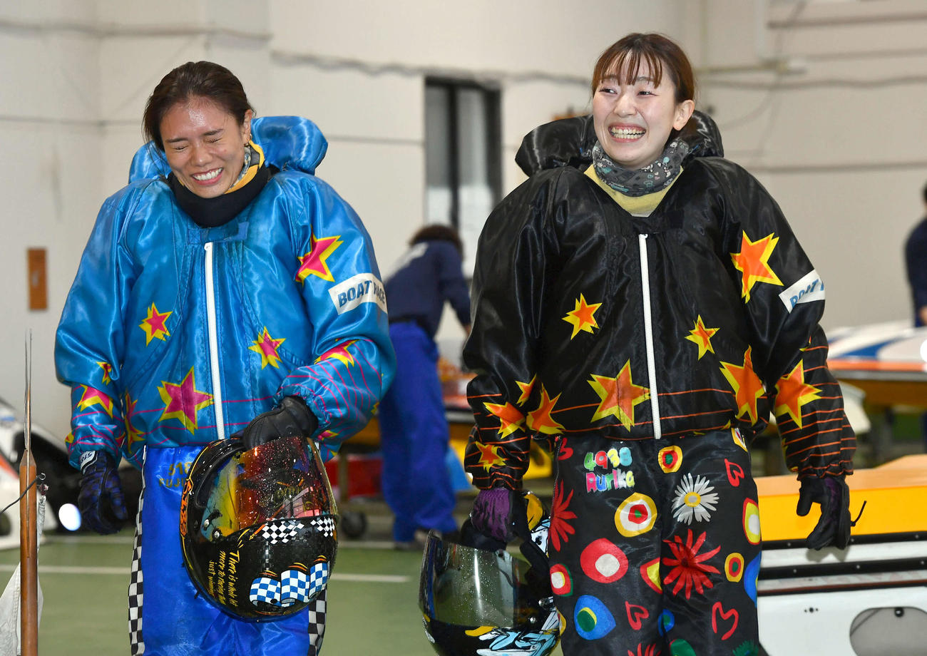 ヴィーナスシリーズ5日目　11R、2着で優出を決めた4938小芦るり華（右）は5189藤原早菜と談笑しながら引き揚げる（撮影・岩下翔太）