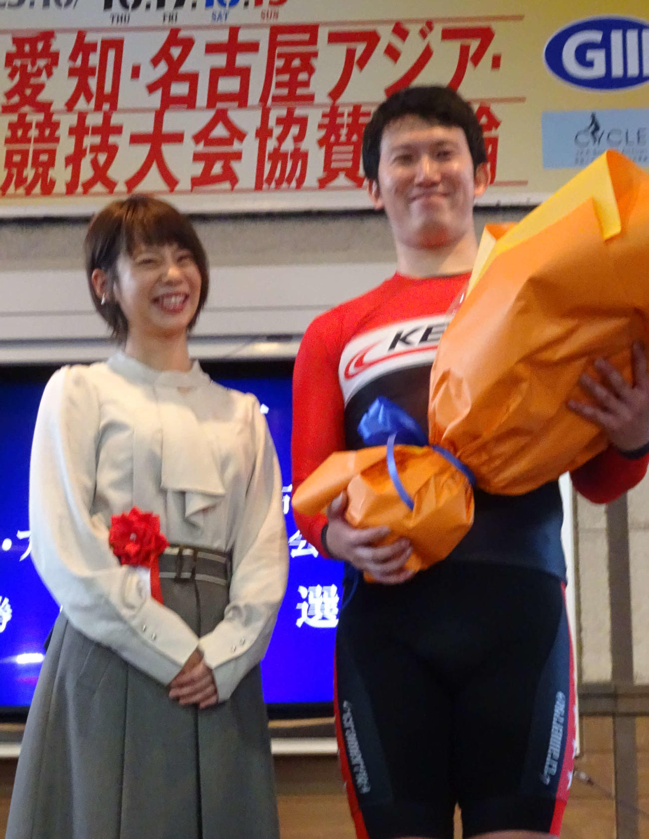 優勝した脇本勇希（右）がプレゼンターの元スピードスケート選手、高木菜那さんと2ショット