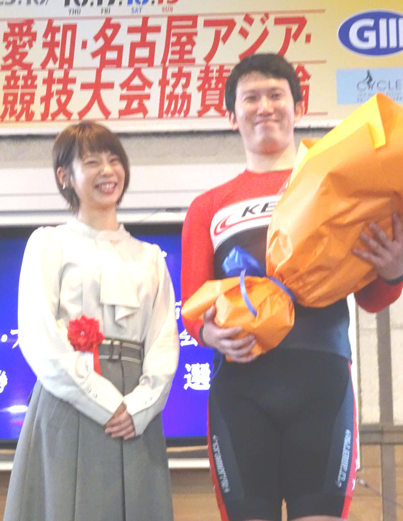 優勝した脇本勇希（右）がプレゼンターの元スピードスケート選手・高木菜那さんとツーショット