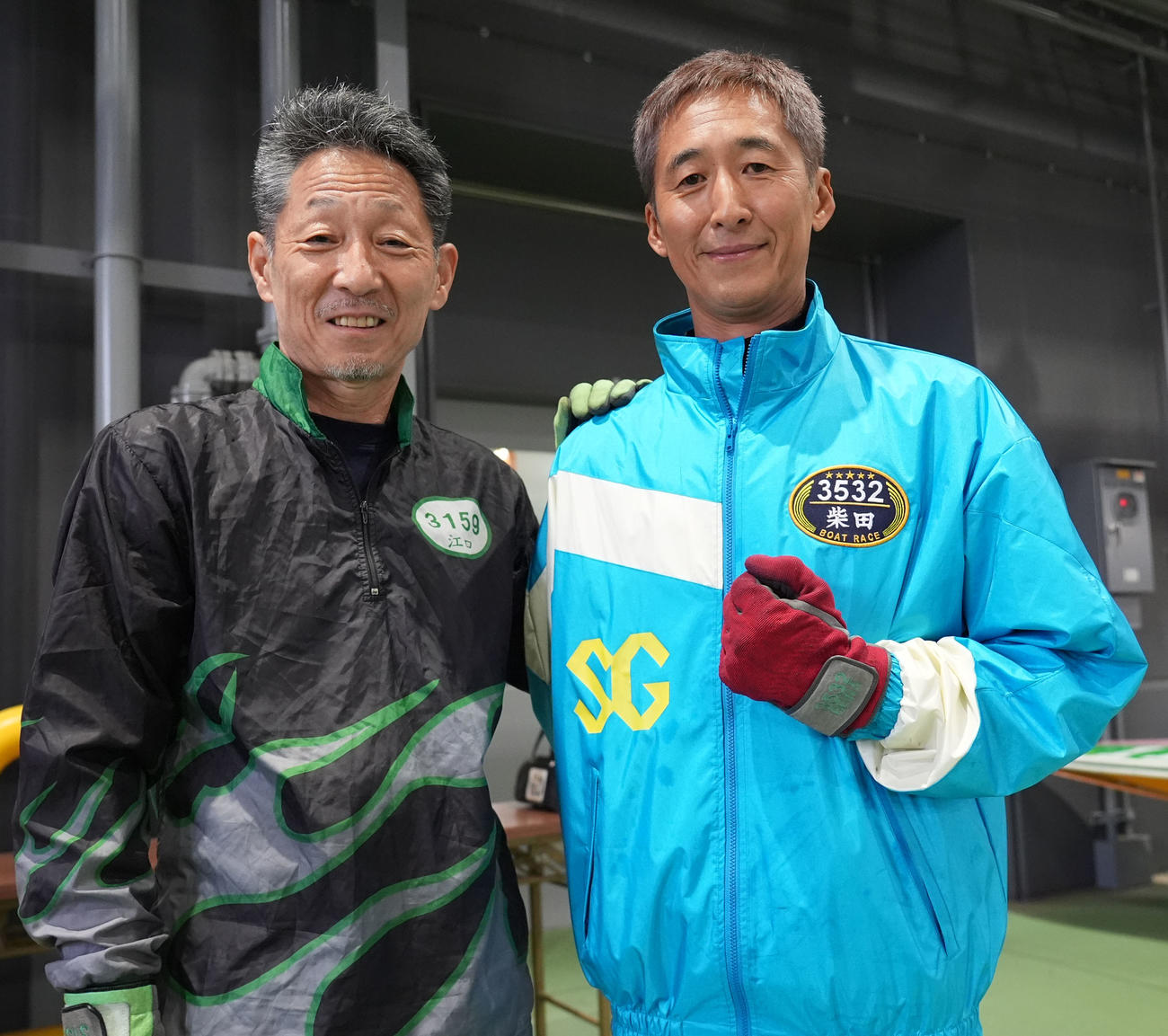 SG第72回ボートレースダービー「前検日」　ポーズを決める左から江口晃生と柴田光（撮影・森本幸一）