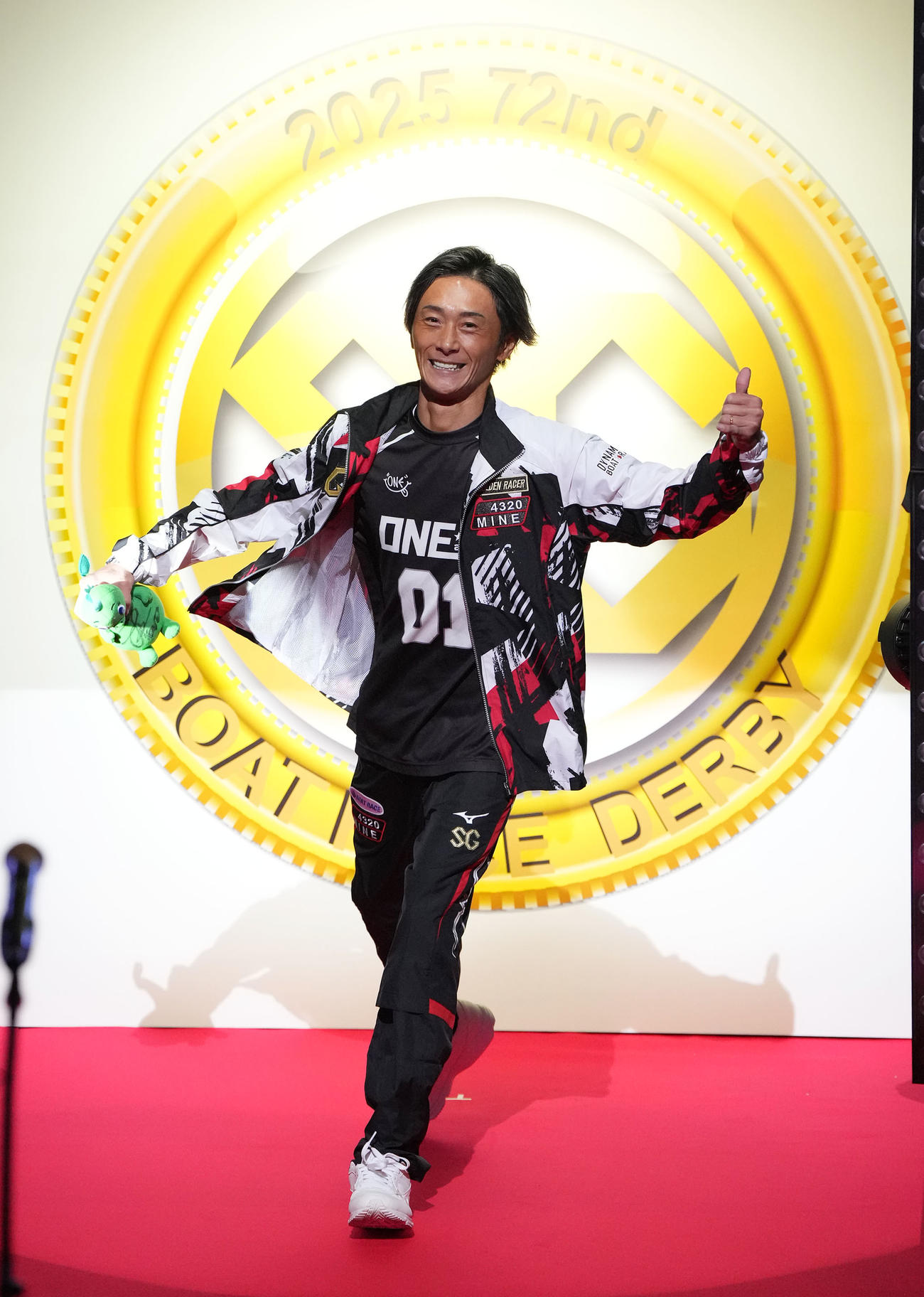 SGボートレースダービー「初日」　オープニングセレモニーであいさつをする峰竜太（撮影・森本幸一）