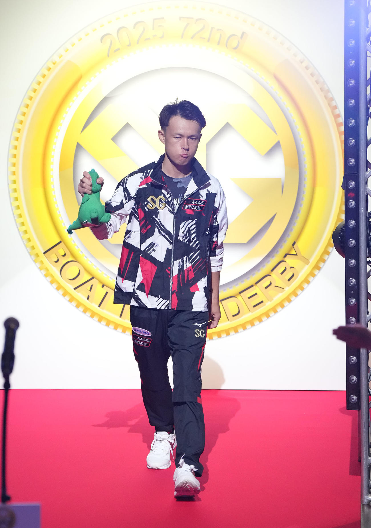 SG第72回ボートレースダービー「初日」　オープニングセレモニーであいさつをする宮地元輝（撮影・森本幸一）