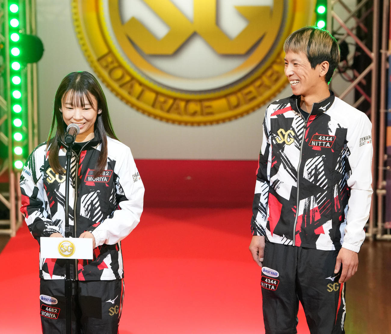 オープニングセレモニーで新田雄史（右）に代わり選手代表あいさつをする守屋美穂（撮影・森本幸一）