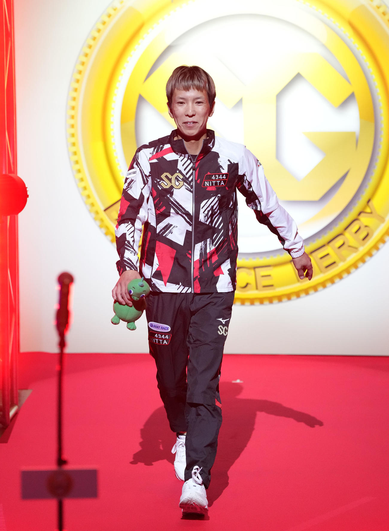 オープニングセレモニーであいさつをする新田雄史（撮影・森本幸一）