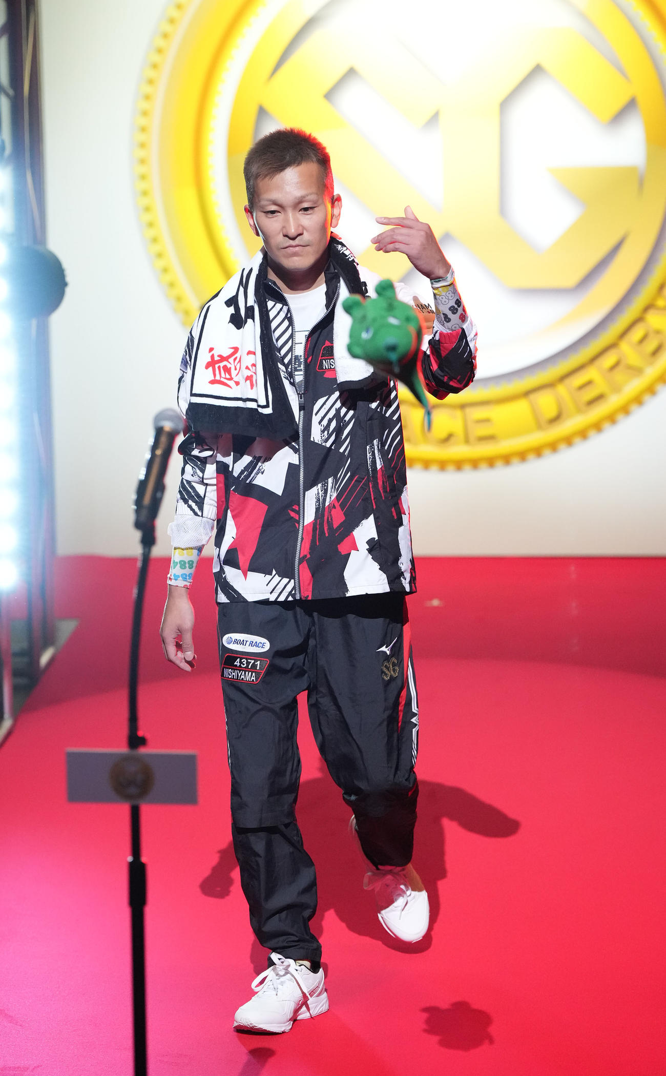 オープニングセレモニーであいさつをする西山貴浩（撮影・森本幸一）