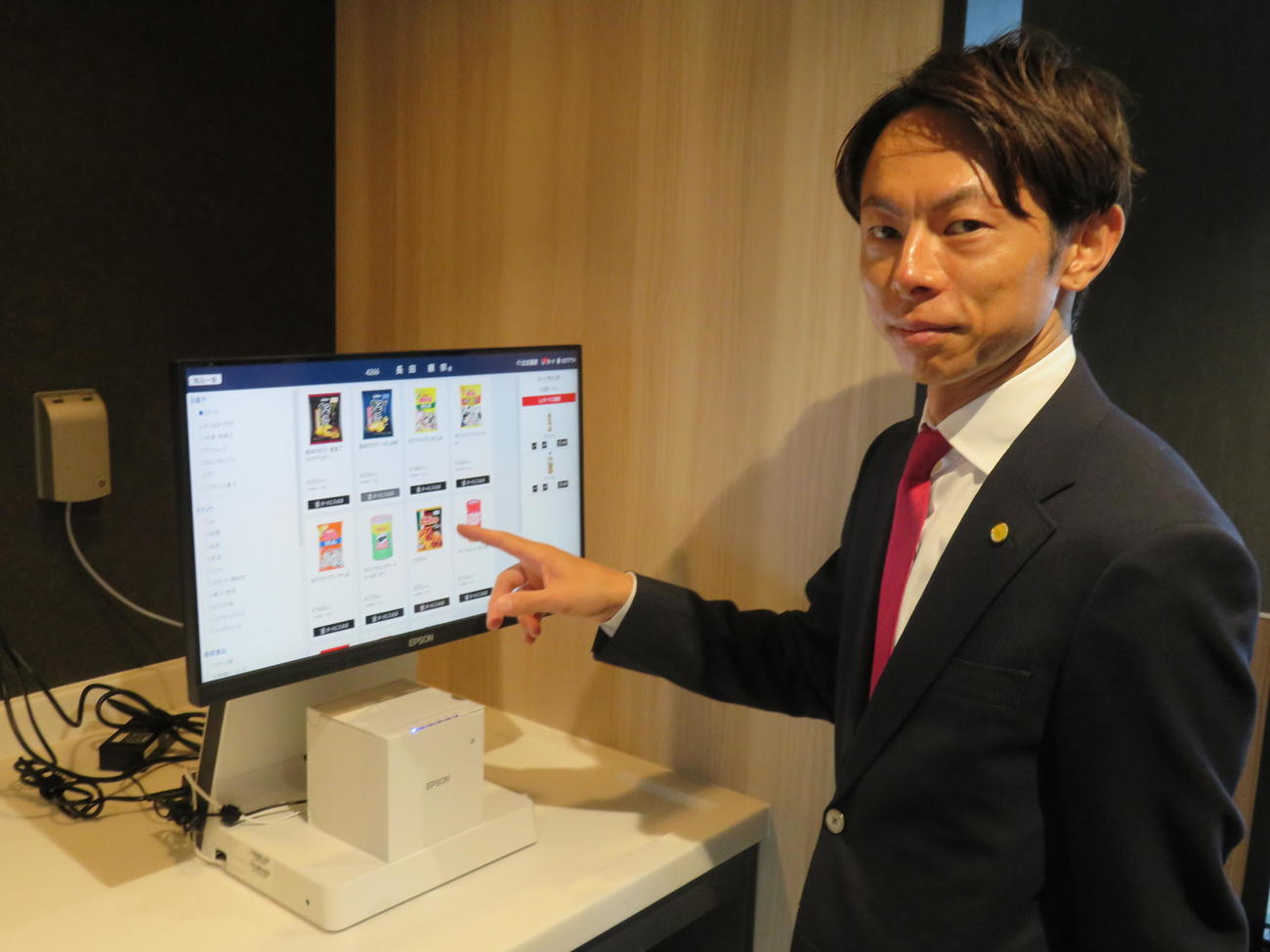 新設された江戸川ボート選手用宿舎のコンビニ発注システムを操作する東京支部長の長田頼宗