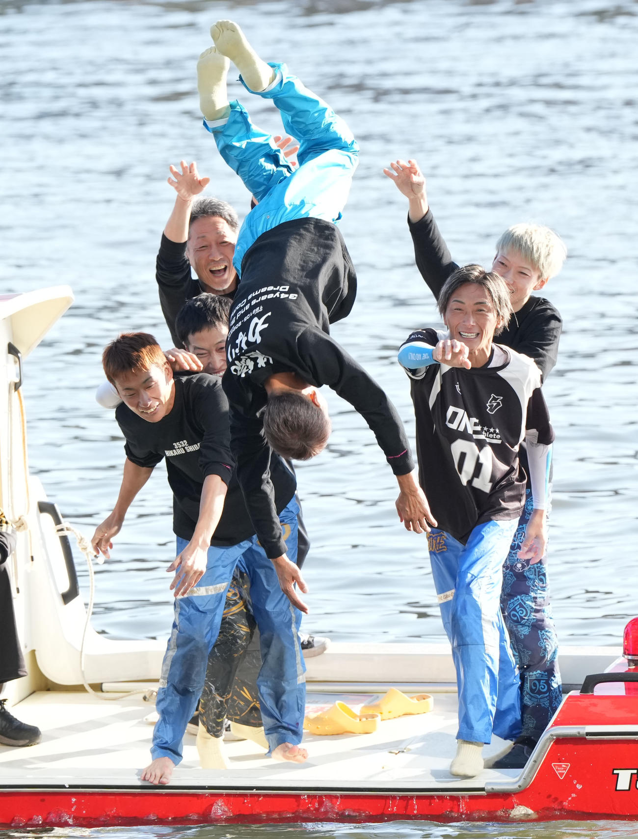 1R、1着でSG初勝利を挙げ水神祭で祝福される柴田光（撮影・森本幸一）
