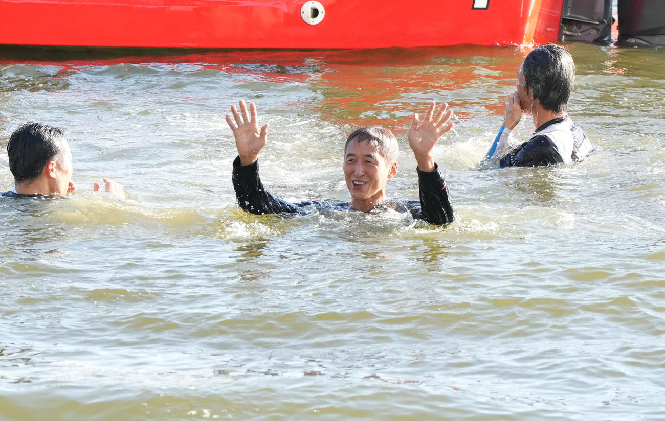 1R、1着でSG初勝利を挙げ水神祭で祝福される柴田光（撮影・森本幸一）