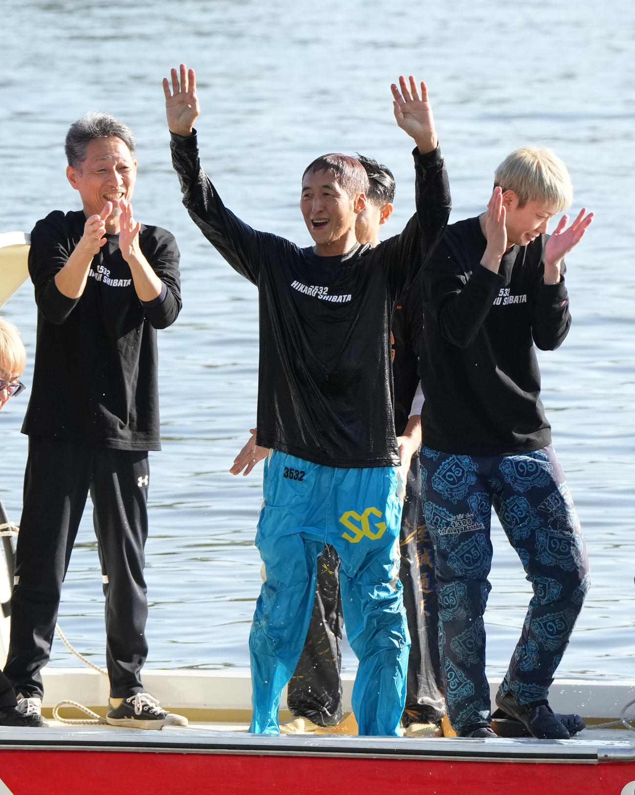 1R、1着でSG初勝利を挙げ水神祭で祝福されファンの声援に応える柴田光（中央）左は江口晃生（撮影・森本幸一）