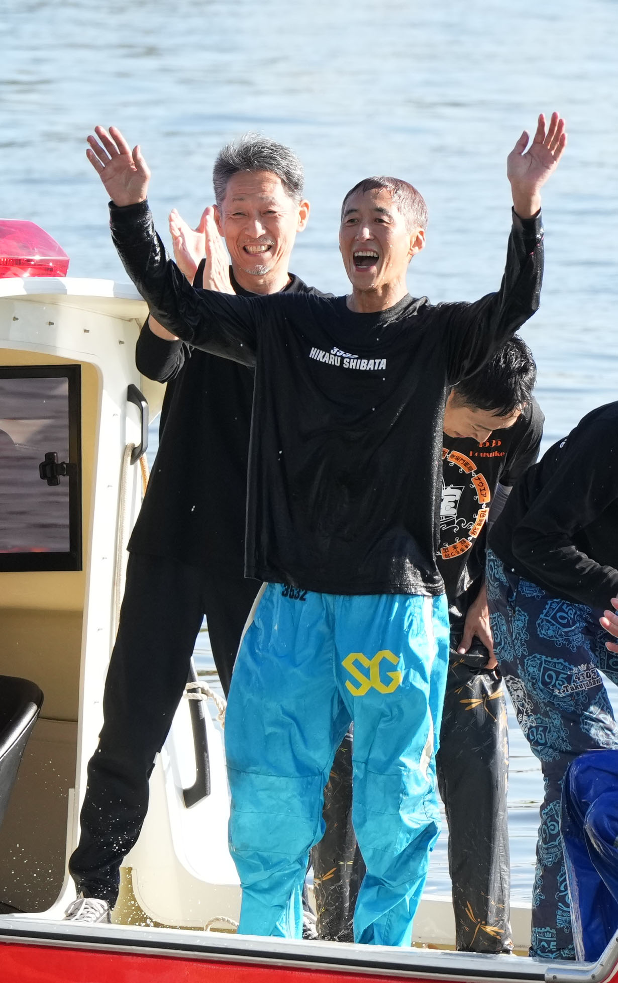 1R、1着でSG初勝利を挙げ水神祭で祝福されファンの声援に応える柴田光（中央）左は江口晃生（撮影・森本幸一）