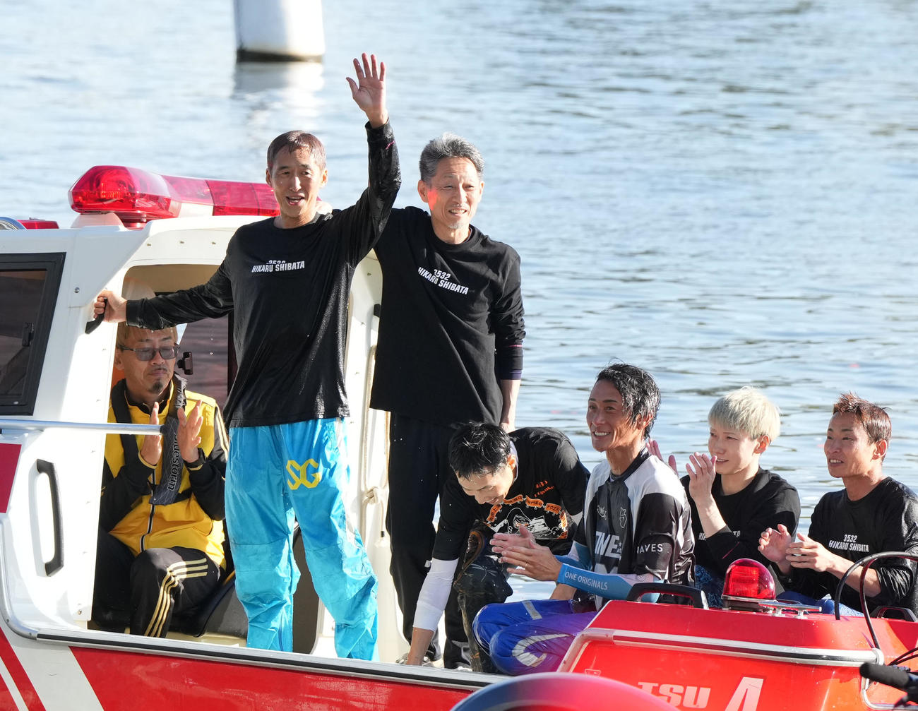1R、1着でSG初勝利を挙げ水神祭で祝福されファンの声援に応える柴田光（左）左から2人目は江口晃生（撮影・森本幸一）