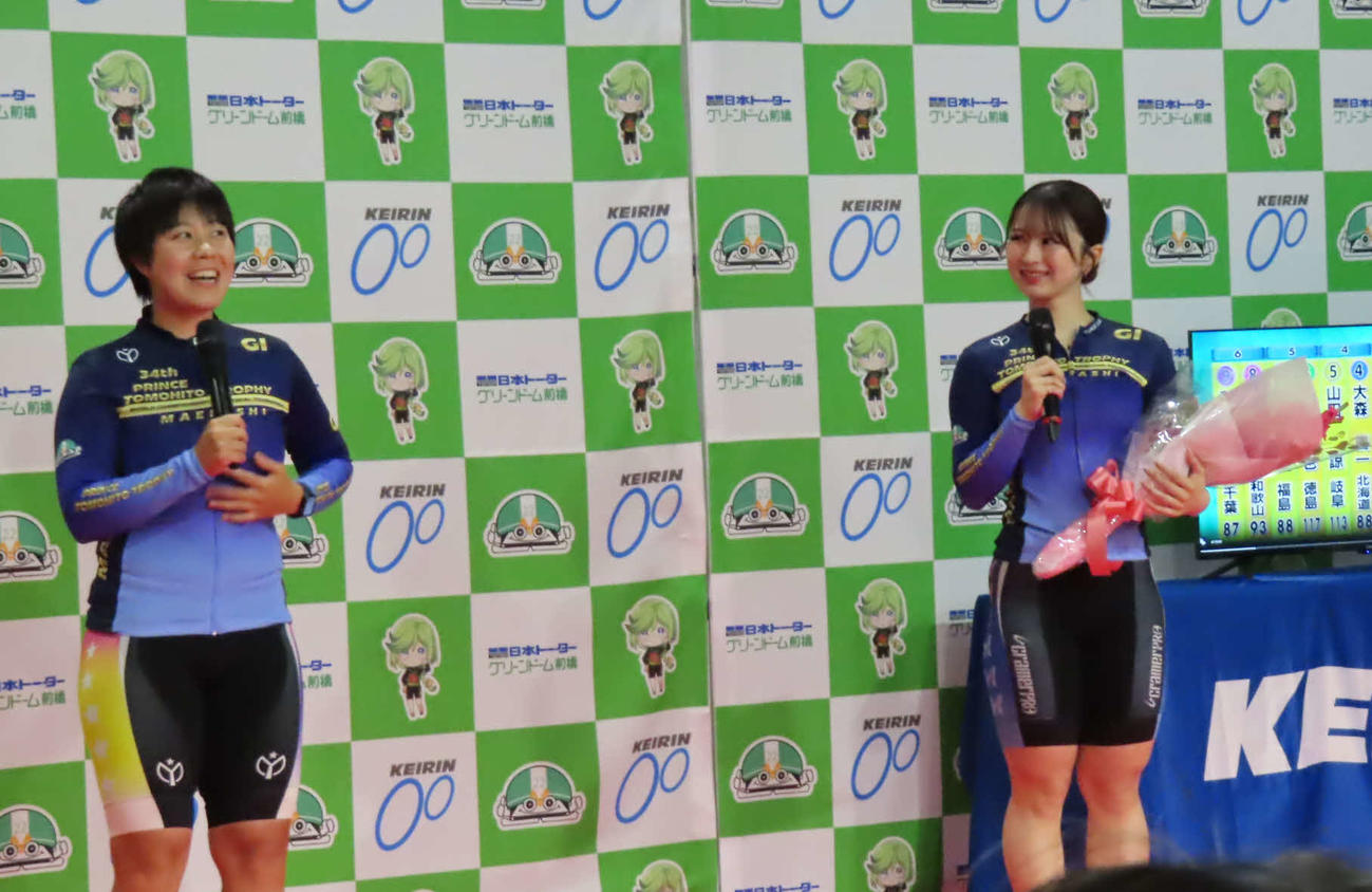 河内桜雪（右）が千葉捺美とトークショーに臨む（撮影・野島成浩）