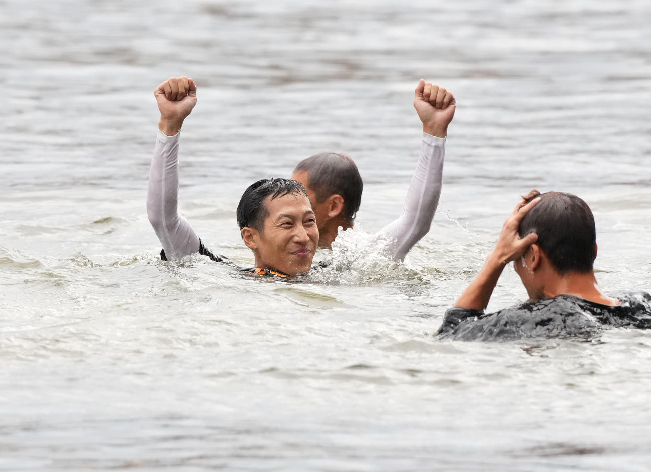 北山康介（左）は8R1着でSG初勝利し水神祭で祝福される（撮影・森本幸一）