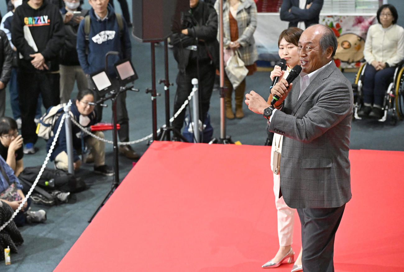 「第34回寛仁親王牌」が開催されるグリーンーム前橋でトークショーを行ったプロ野球元西武の渡辺久信さん（撮影・千葉一成）