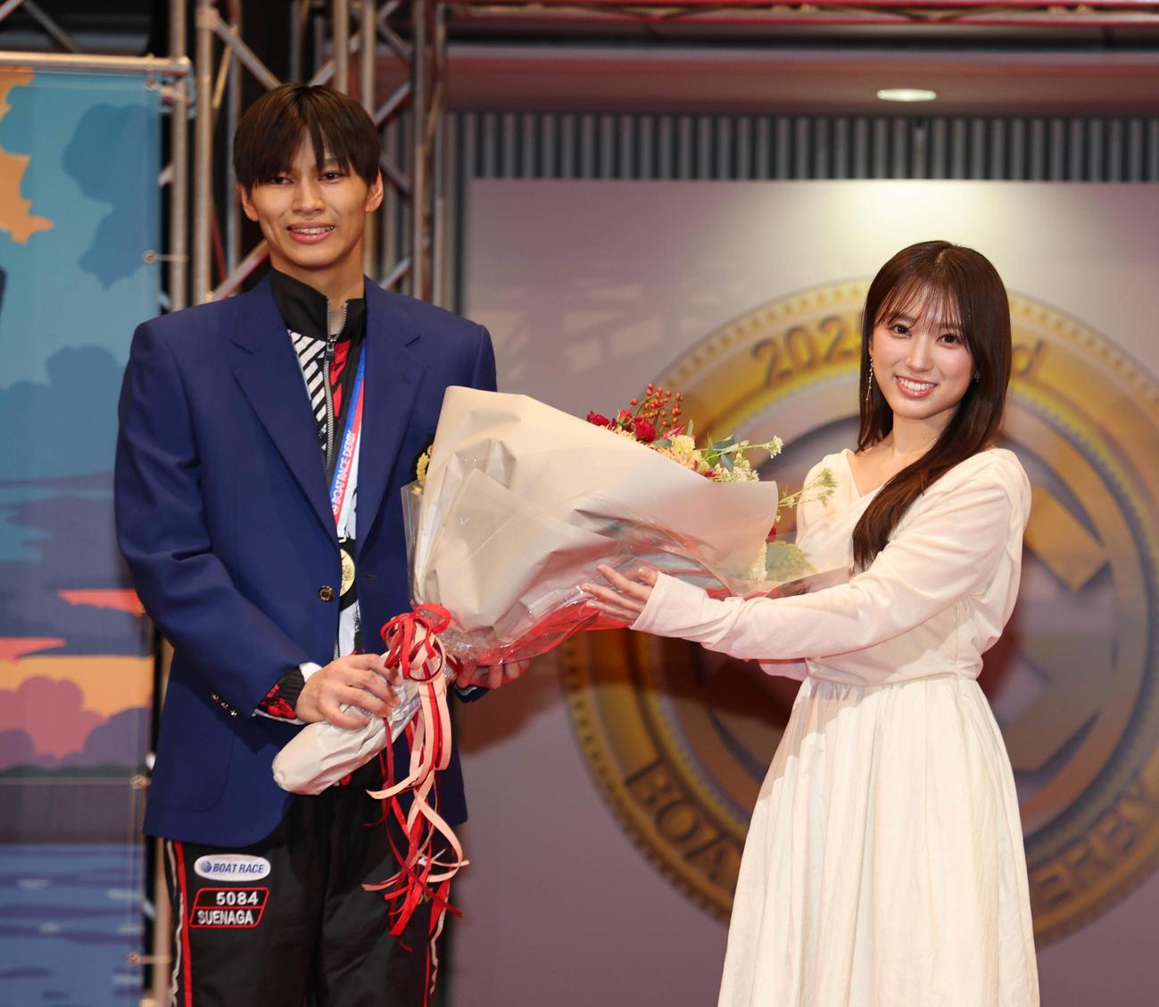 矢吹奈子（右）から花束を贈られる末永和也