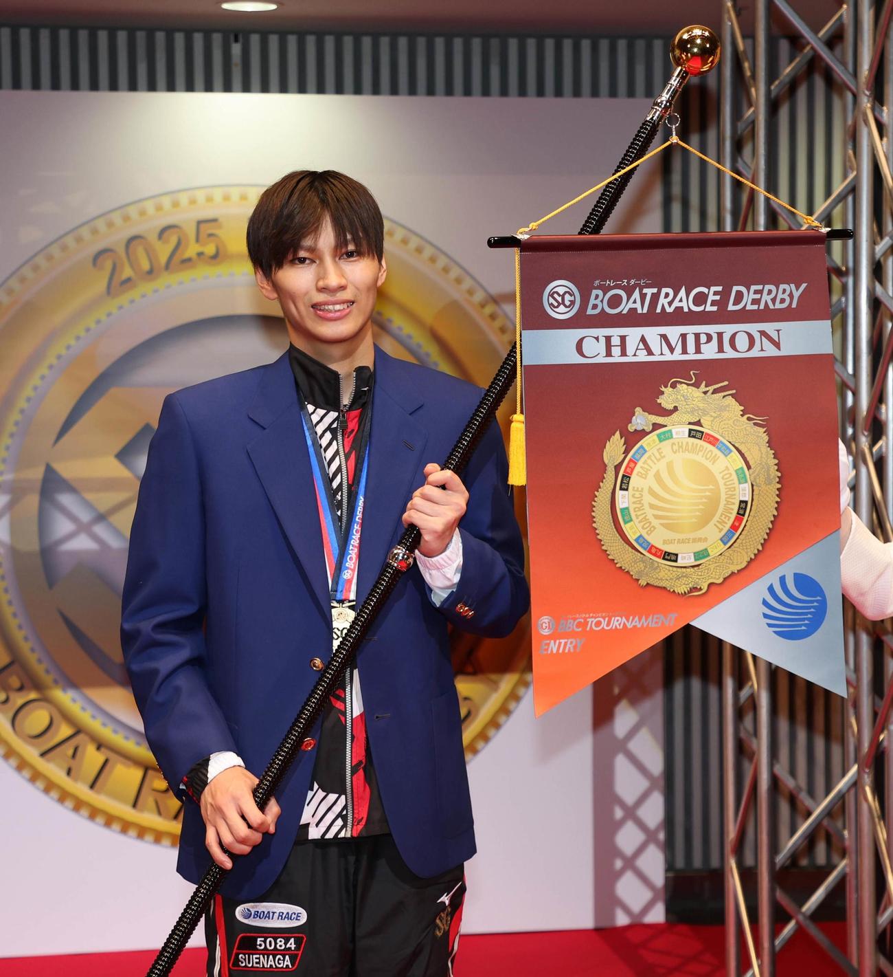 エントリーフラッグを手にする末永和也