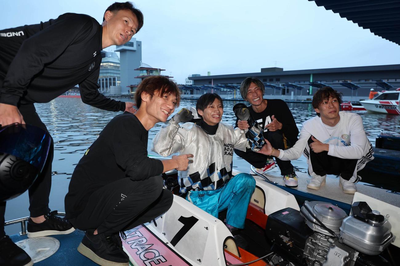 優勝した末永和也（中央）を祝福する（左から）宮地元輝、上野真之介、（1人おいて）峰竜太、山田康二