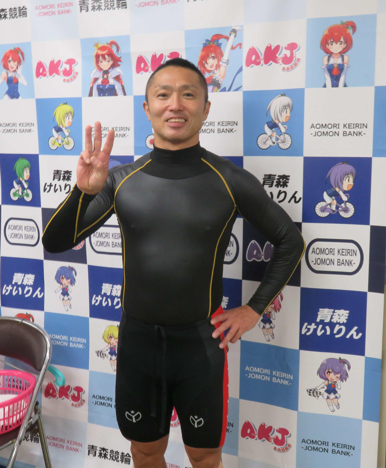 直線強襲で1着の斉藤竜也が300勝ポーズ