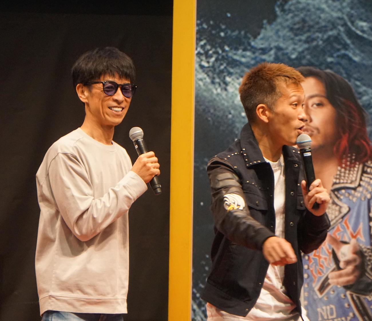 池田浩二（左）は西山貴浩のマシンガントークを笑顔で見守った