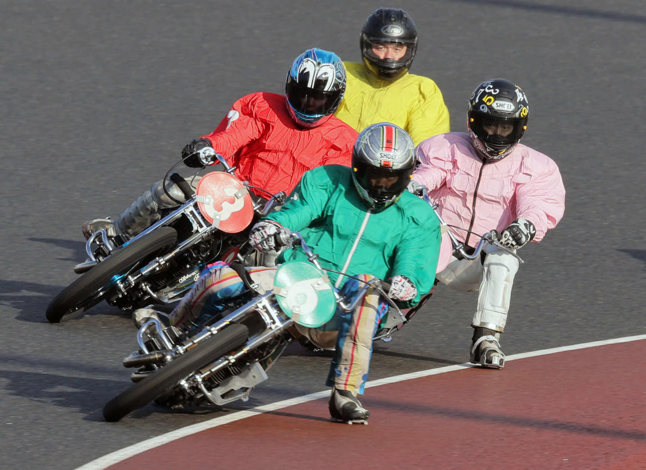 飯塚1オート　10Rを制した6番車の青木治親（撮影・宮崎幸一）