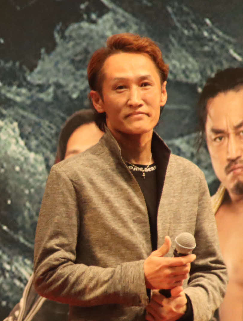 ファンからの声援に応える白井英治