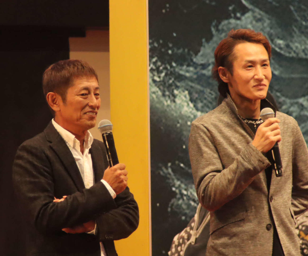 壇上でSG優勝報告とグランプリへの意気込みを語った白井英治（右）。左は今村豊さん
