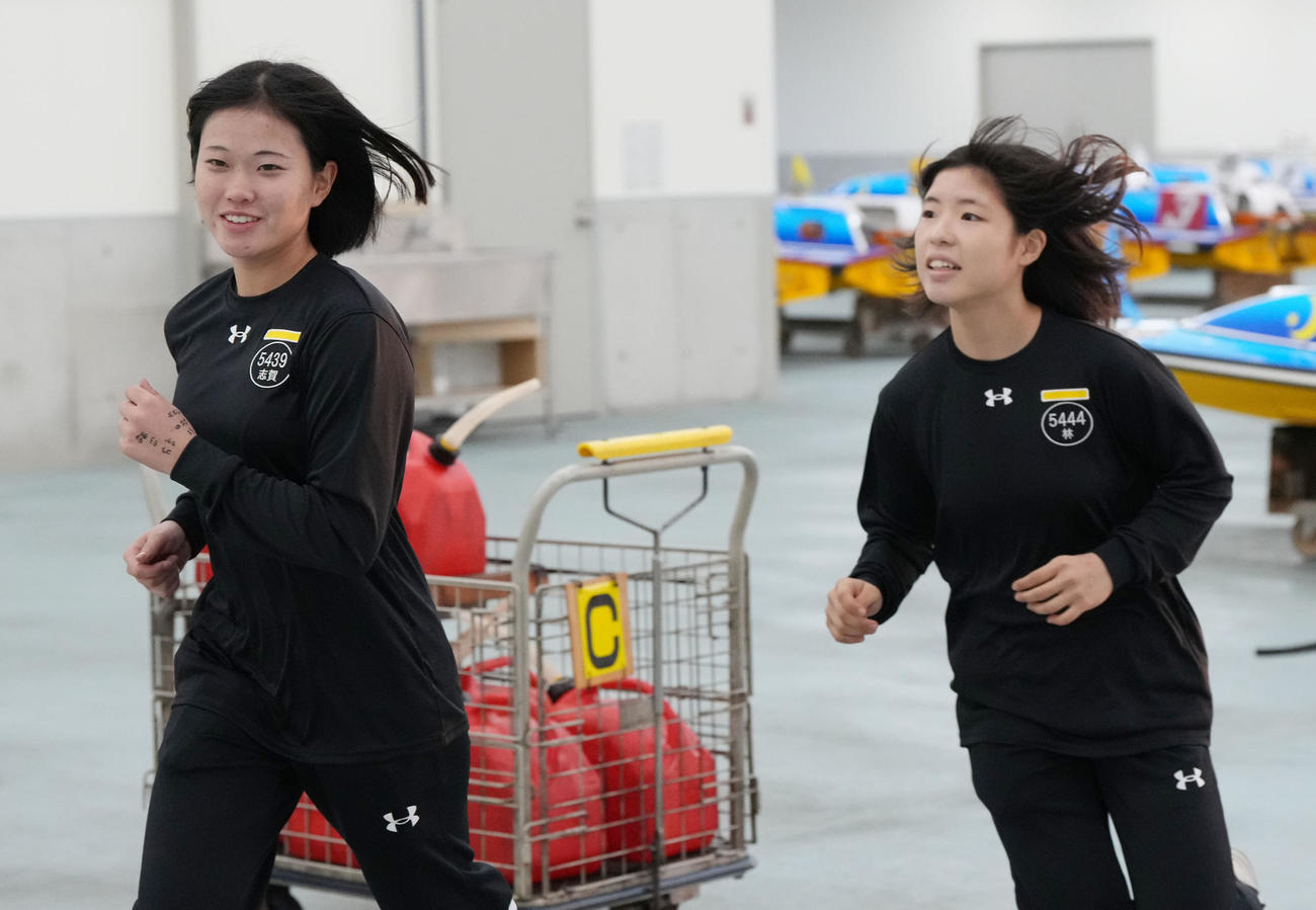 日刊スポーツ杯争奪　第55回蒲郡大賞典「前検日」　志賀美優（左・5439）と林風音（5444）