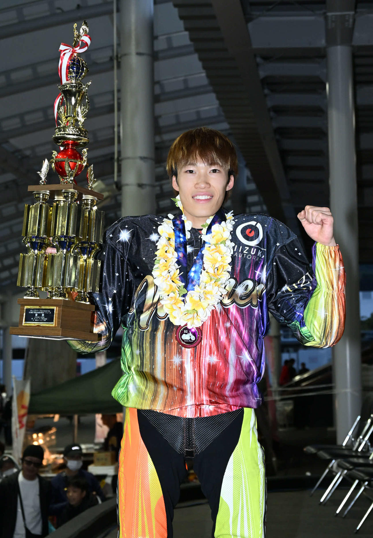 日本選手権を制し、トロフィーを手に笑顔を見せる佐藤励（撮影・林敢治）