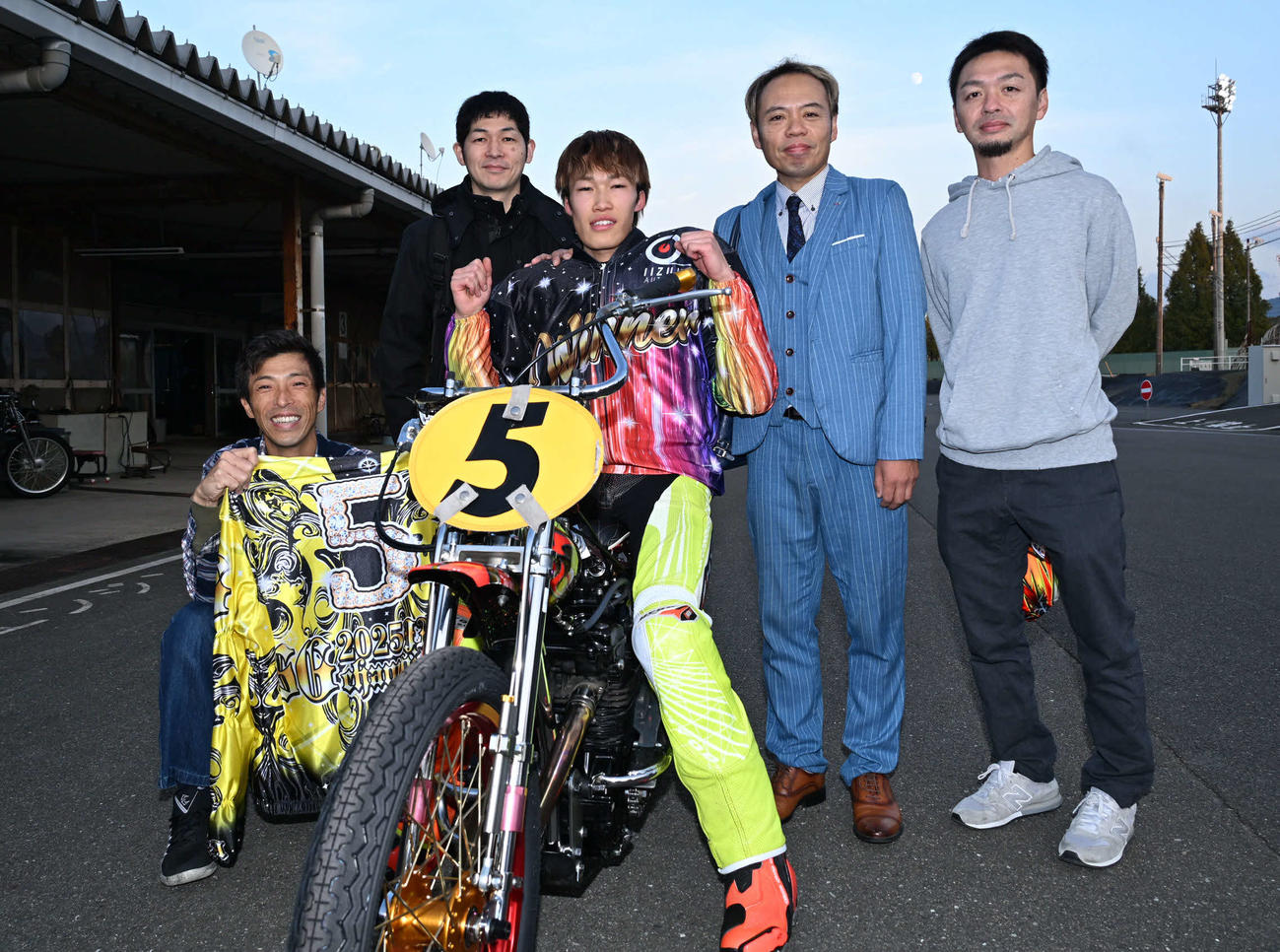 SG優勝戦を制した佐藤励（中央）（撮影・林敢治）